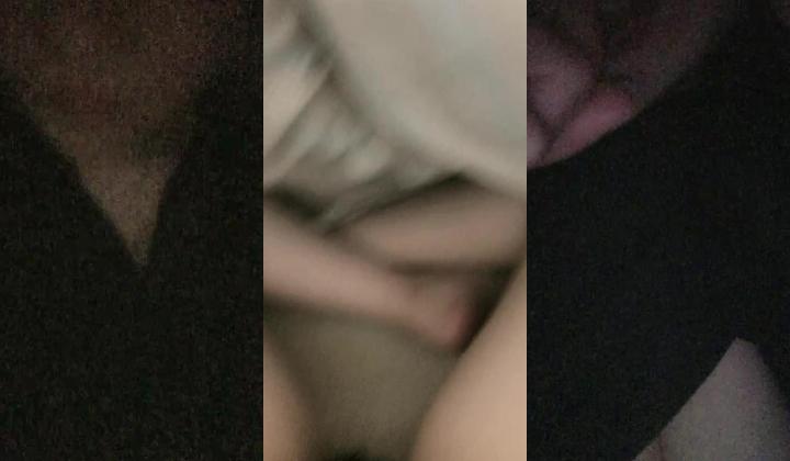 真实女生寝室，偷拍室友睡觉，【大学生活好】，清凉小吊带，被子掩盖下自慰，粉嫩鲍鱼特写，大学生真疯