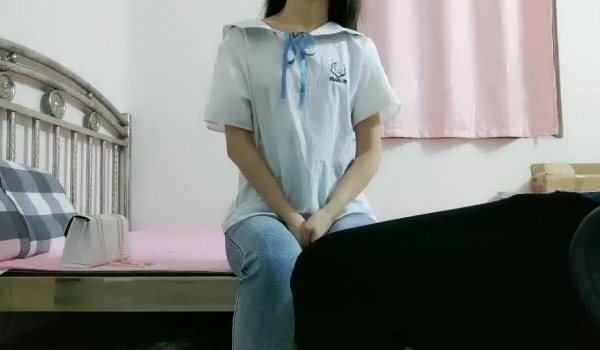 从小一起长大的姑娘深夜来找我