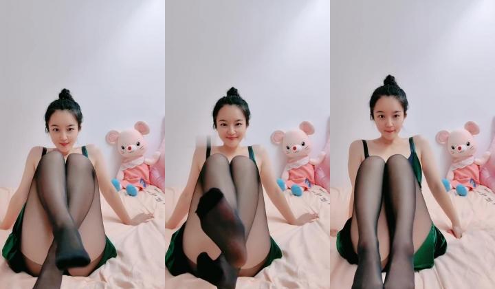 超粉小萝莉【奶味海盐】雪白粉嫩无瑕疵~真的很美！性欲满~19岁就开始干这个，心痛啊