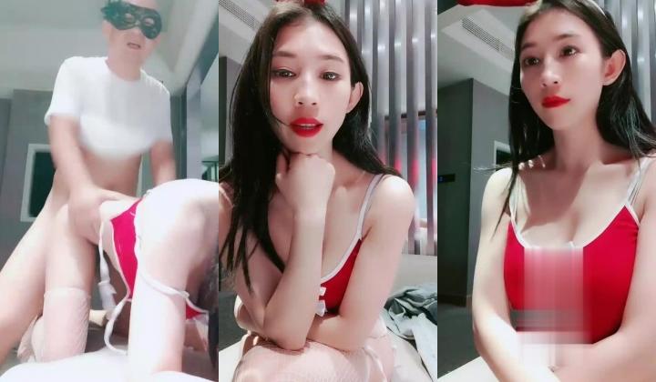 红唇小少妇线下约炮粉丝光头男啪啪，情趣装白色网袜特写口交，翘起屁股后入抽插猛操，上位骑乘自己动掰