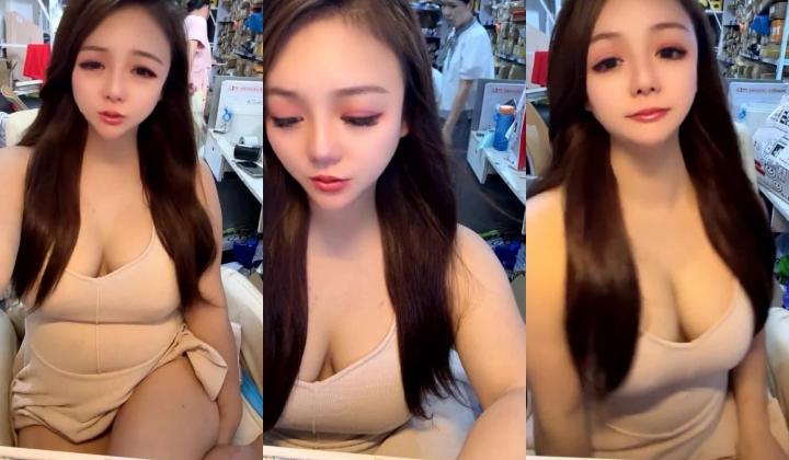 快递站巨乳女孩『户外喷水沐沐』真空无内上班当着客户露出 卫生间疯狂喷尿水量巨大