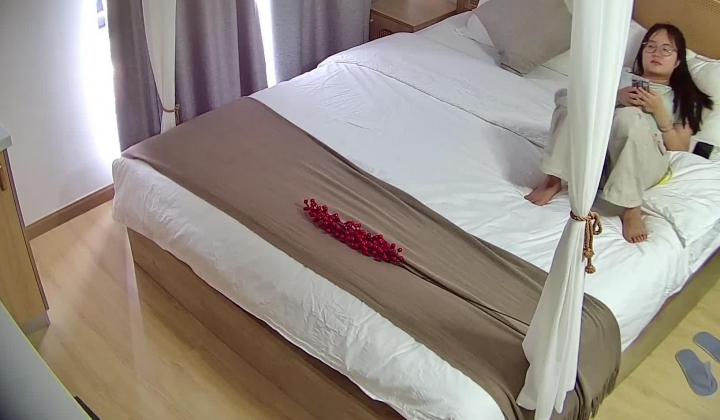 逼毛浓密性欲强的反差婊眼镜美女在男友体力不济的间隙用自慰棒填补瘙痒的小穴