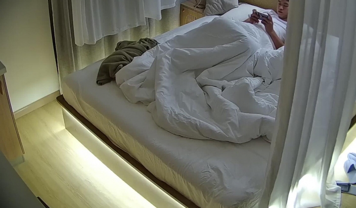逼毛浓密性欲强的反差婊眼镜美女在男友体力不济的间隙用自慰棒填补瘙痒的小穴