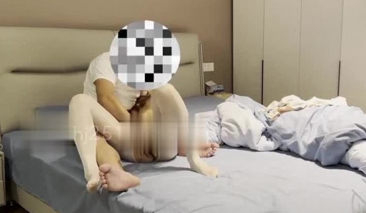 父女乱伦 海角大神暴力抽插穿白丝的女儿 体验第一次口爆