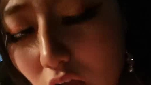 你的绿帽女友颜值很高深夜户外漏出性感大奶子，逼逼里还夹着跳弹，车内自慰呻吟感觉好刺激精彩不要错过