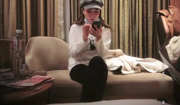 91沈先生探花约了个白衣帽子妹子啪啪，穿上情趣装骑坐翘着屁股后入抬腿抽插