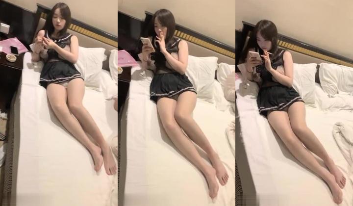 火辣身材甜美巨乳妹子晚间档自慰啪啪，情趣装跳蛋自己玩弄摸逼口交，猛操抽插晃动大奶非常诱人