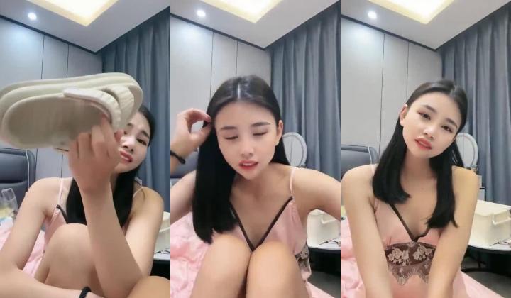 清纯学生妹，【升级版武圣】，大大的眼睛，修长苗条的身材，洗澡撒尿自慰一条龙展示