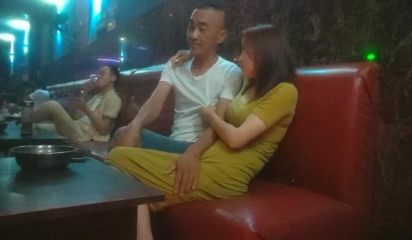 【砂轮五厂】黑舞厅偷拍莺莺燕燕美女如云 一会儿功夫摸了三个奶子 对白精彩刺激