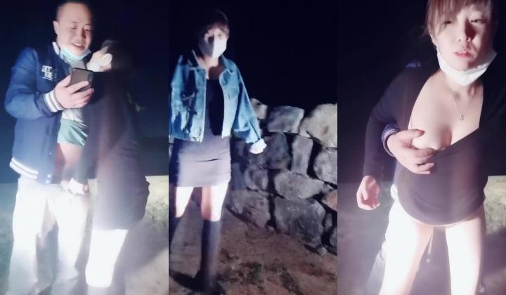 大半夜车震到野外，车前灯前尿尿，在车内玩大黑牛自慰，灯前撸管口交抱起来打桩