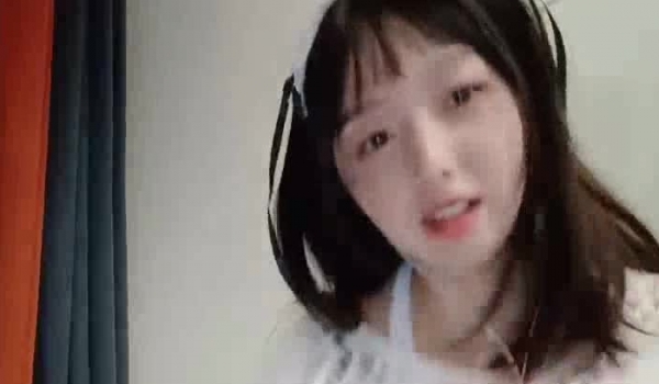 极品嫩妹，童颜巨乳，骚逼粉嫩太清纯了素颜学妹~野外刺激~小树林全裸特写