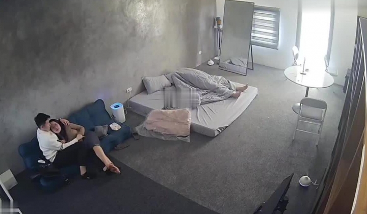黑客破解家庭网络摄像头偷拍住毛坯房的年轻情侣疯狂做爱有时一天做爱几次