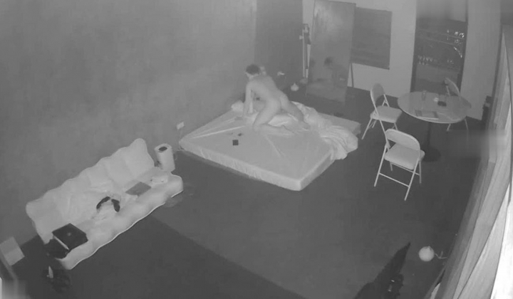 黑客破解家庭网络摄像头偷拍住毛坯房的年轻情侣疯狂做爱有时一天做爱几次