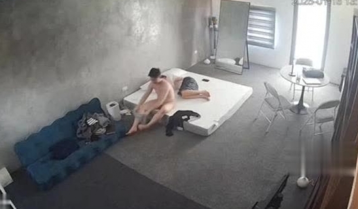 黑客破解家庭网络摄像头偷拍住毛坯房的年轻情侣疯狂做爱有时一天做爱几次