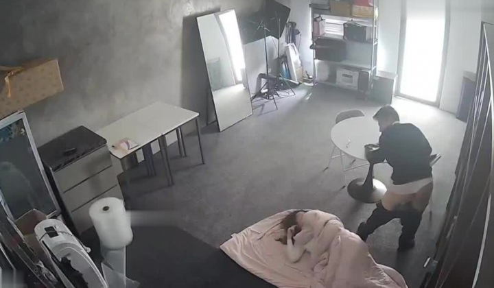 黑客破解家庭网络摄像头偷拍住毛坯房的年轻情侣疯狂做爱有时一天做爱几次