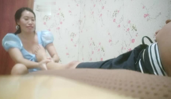 【探花无罪】操按摩熟女技师，骑在身上拨开内裤磨蹭，舔屌吸吮，站立后入爆操