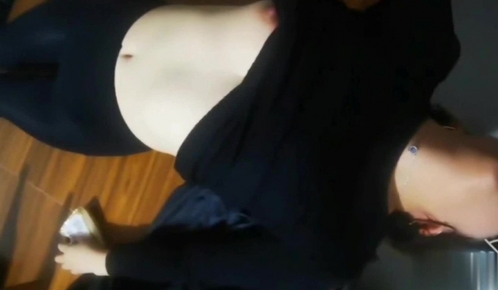【我和女上司的淫乱生活】在办公室日同事这个骚货的嘴，刺激。草的叫爸爸