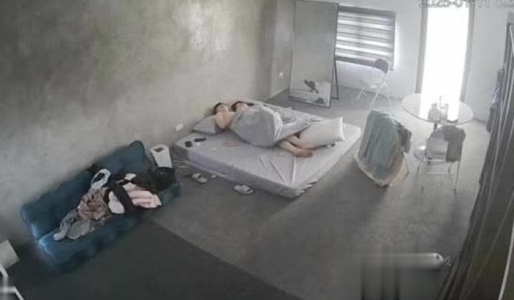黑客破解家庭网络摄像头偷拍住毛坯房的年轻情侣疯狂做爱有时一天做爱几次
