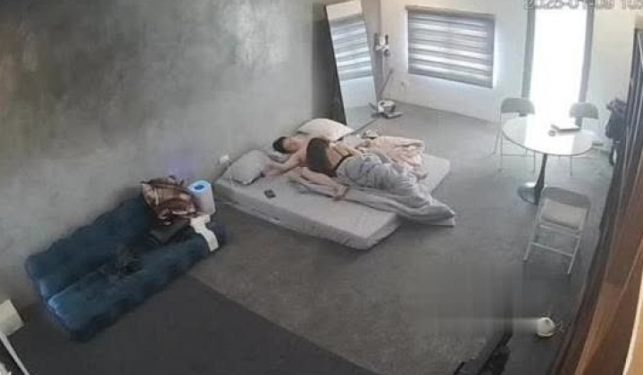 黑客破解家庭网络摄像头偷拍住毛坯房的年轻情侣疯狂做爱有时一天做爱几次