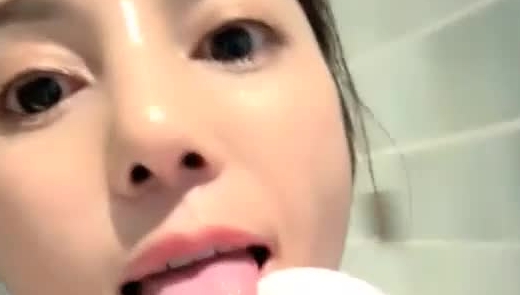 这么漂亮的御姐 在路边直接勾引了一个路人 话说她的腿真美 搭配黑丝短裙OL 小哥太不争气了 插进
