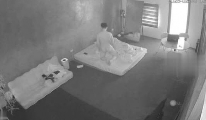 黑客破解家庭网络摄像头偷拍住毛坯房的年轻情侣疯狂做爱有时一天做爱几次