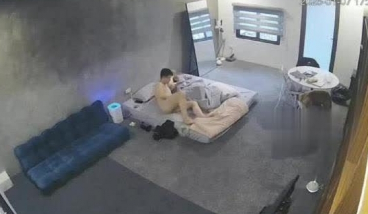 黑客破解家庭网络摄像头偷拍住毛坯房的年轻情侣疯狂做爱有时一天做爱几次