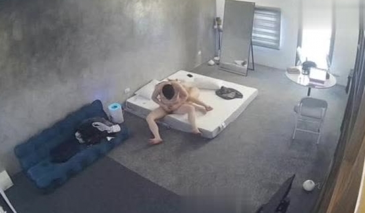 黑客破解家庭网络摄像头偷拍住毛坯房的年轻情侣疯狂做爱有时一天做爱几次