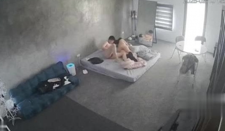 黑客破解家庭网络摄像头偷拍住毛坯房的年轻情侣疯狂做爱有时一天做爱几次