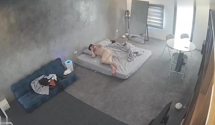 黑客破解家庭网络摄像头偷拍住毛坯房的年轻情侣疯狂做爱有时一天做爱几次