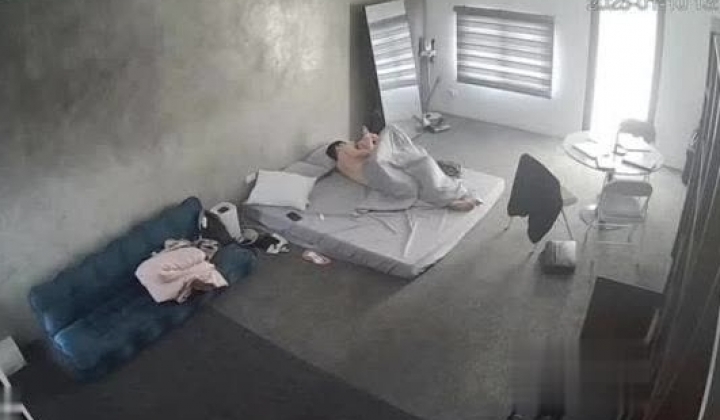 黑客破解家庭网络摄像头偷拍住毛坯房的年轻情侣疯狂做爱有时一天做爱几次