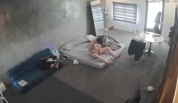黑客破解家庭网络摄像头偷拍住毛坯房的年轻情侣疯狂做爱有时一天做爱几次