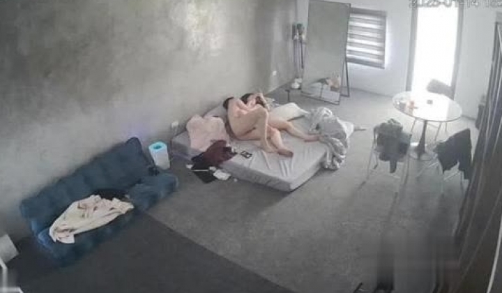 黑客破解家庭网络摄像头偷拍住毛坯房的年轻情侣疯狂做爱有时一天做爱几次