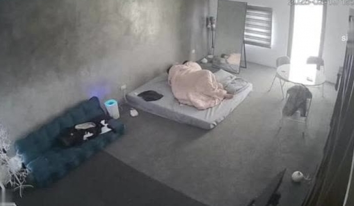 黑客破解家庭网络摄像头偷拍住毛坯房的年轻情侣疯狂做爱有时一天做爱几次
