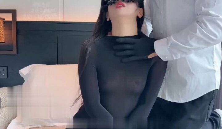 肉臀果儿 果儿第一次被老公带出去玩换妻游戏,娇妻被对方老公背着揉搓胸部,然后插入骚穴