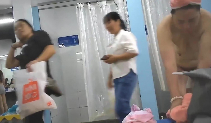 手机偷拍水上乐园l淋浴更衣间里面的秘密满足狼友们的偷窥欲望