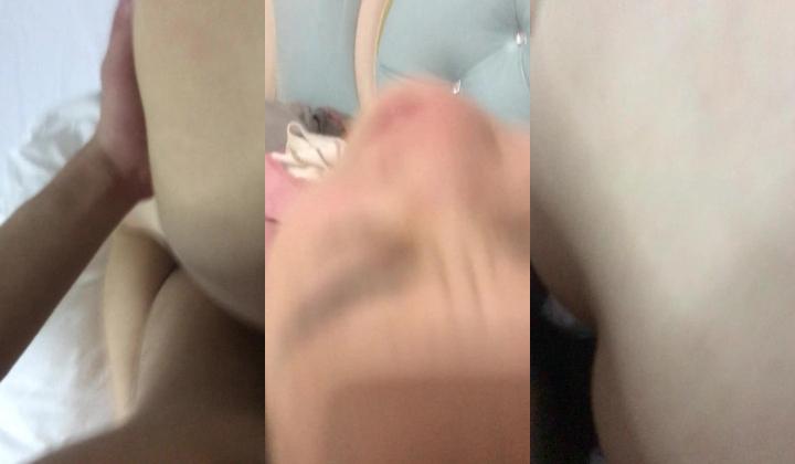 【超级精品】《全网高端泄密！，2021年推特女神@女友潇潇完整版档案泄密流出》一手资源，拿起手机