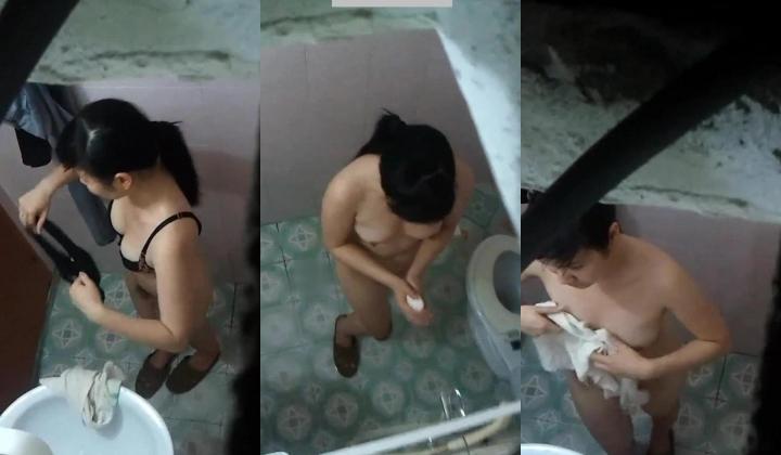 冒死爬天窗俯视偷拍娇艳美乳小少妇洗澡 一举一动那么迷人洗完还往耳后乳间喷香水太注重个人魅力了