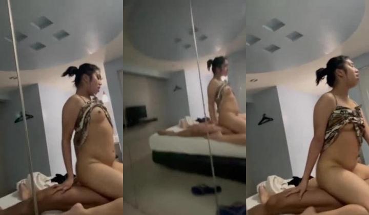 高学历大学生极度反差露脸眼镜妹【刘阳】无底线自拍，露出裸舞啪啪，又骚又母狗