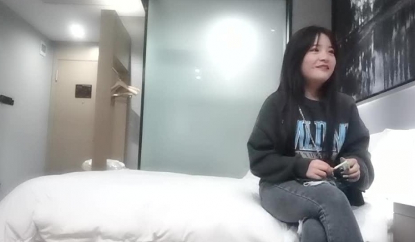 【屌哥全国探花】偷拍00后小萝莉，刚来还有点儿害羞，床上变得异常骚，各种技术到位啪啪