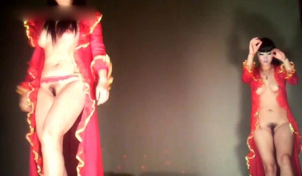 【艳舞团下乡】超多农民工扎堆观看舞女全脱光表演，高潮部分更刺激