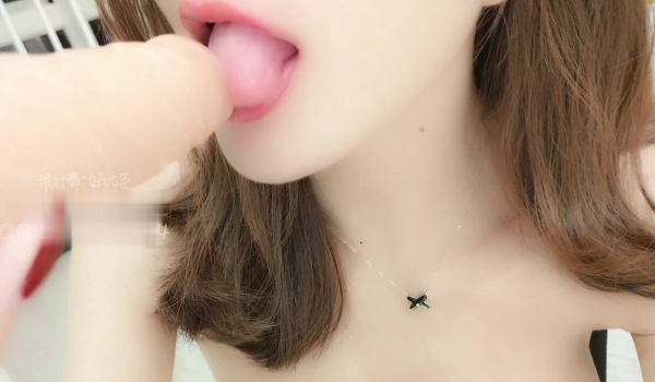 极品爆乳女神 【完具妖姬】九月 上 性感紧身短裙诱惑 粉嫩奶头 假吊插嘴 口水直流