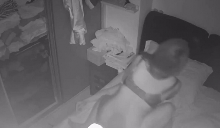 黑客破解家庭网络摄像头偷拍 最强父女乱伦孝顺女儿悉心照顾病父晚上还要满足他的性需要