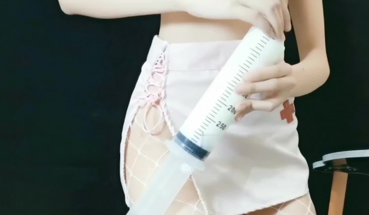 睡觉的美少女 小护士灌肠