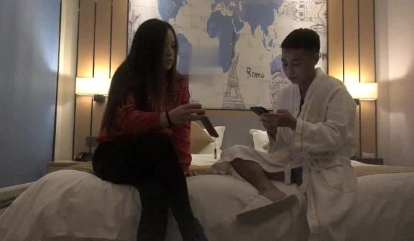 《鑫仔丶探花》丰满美臀小少妇，摸摸屁股扣骚穴，按头深喉口交，扶着大白屁股爆操，双腿肩上扛抽插