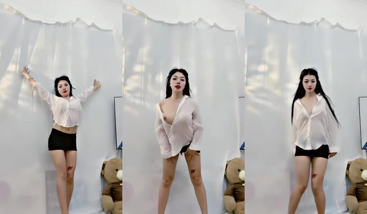 青春无敌，抖音风艺校美少女【杨晓花】定制福利，露脸露点，各种热门BGM裸舞