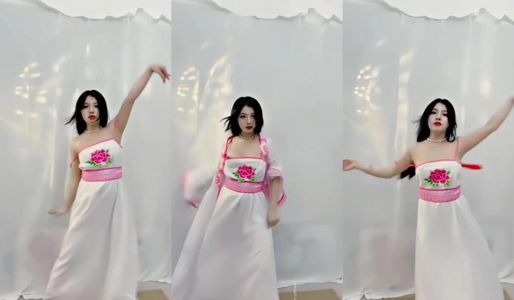 青春无敌，抖音风艺校美少女【杨晓花】定制福利，露脸露点，各种热门BGM裸舞