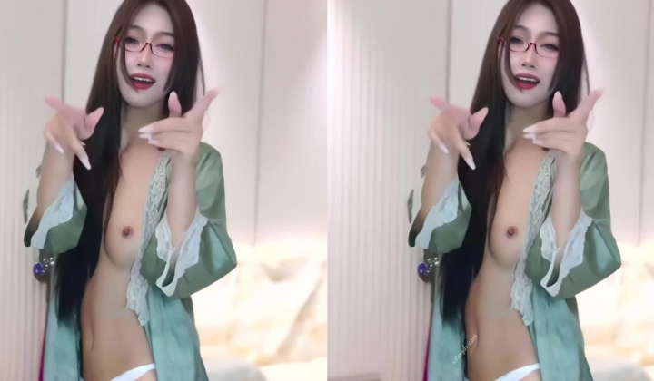 精品裸舞，福利姬美女【粉红】会跳韩舞的美少女，专业级骚舞三点全漏，又美又欲，视觉盛宴