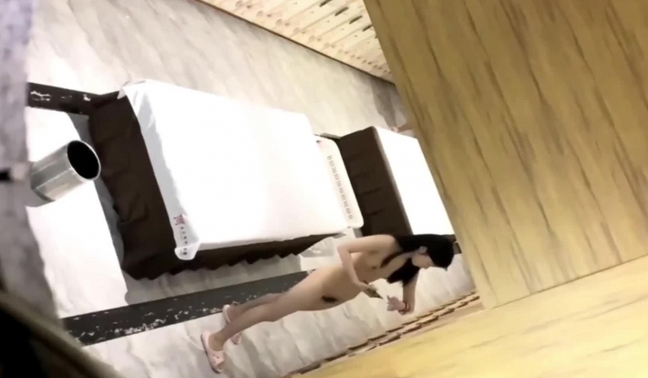 洗浴会所内部员工 躲藏通风管道偷拍更衣室化妆间浴客的裸体