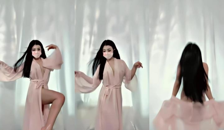 青春无敌，抖音风艺校美少女【杨晓花】定制福利，露脸露点，各种热门BGM裸舞