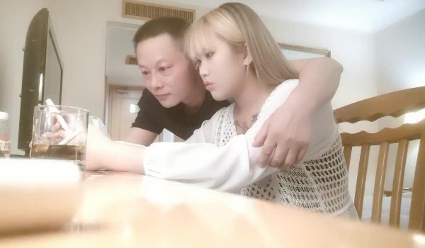 【老牛探花】职校20岁小妹妹发育不错D罩杯，粉胸白臀高耸，啪啪插入骚叫不断